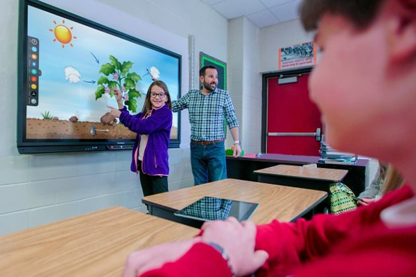 Untethered teaching: how to empower educators to facilitate active learning in the classroom