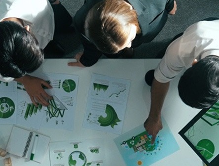 People around a table working on a sustainable IT project